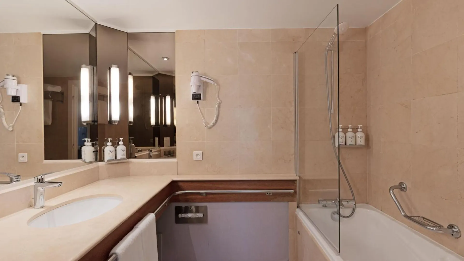 Holiday Inn Nice - Port St Laurent By Ihg Saint-Laurent-du-Var