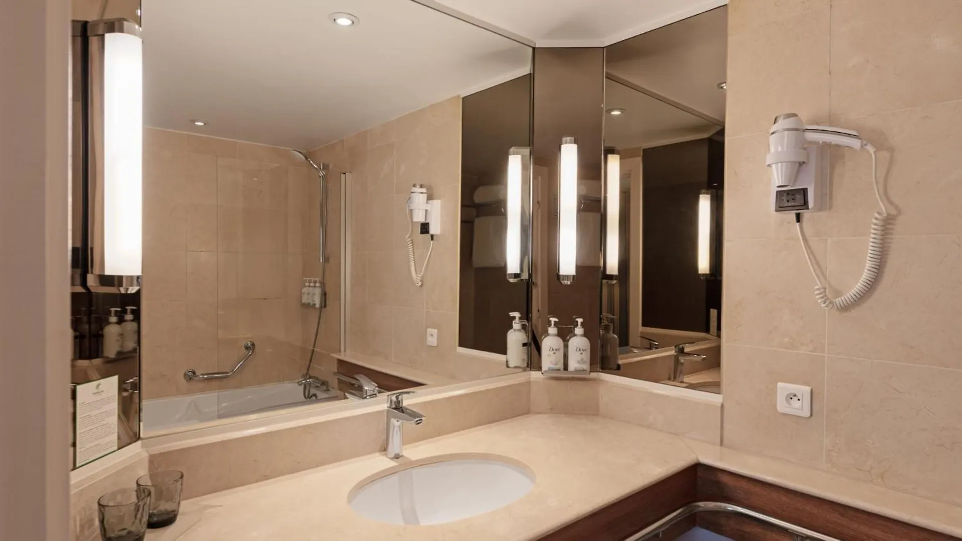 Holiday Inn Nice - Port St Laurent By Ihg Saint-Laurent-du-Var 4*,  Francia